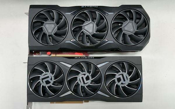 Radeon RX 7900 в эталонном исполнении показалась на фото — карта имеет два 8-контактных разъёма питания 